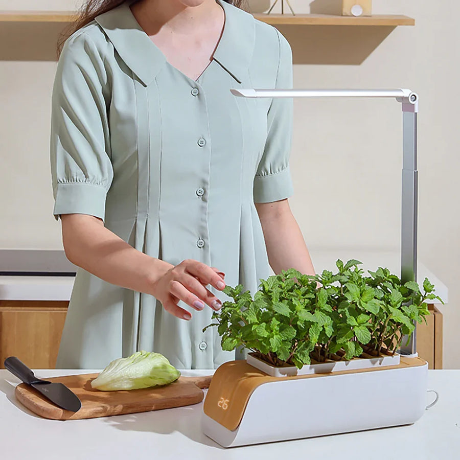 <p>Tus cultivos,<br/><em>tus comidas.</em></p>